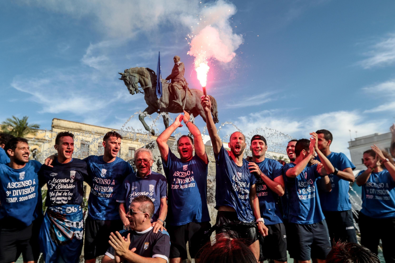 Vargas festeja a lo grande el pasado mes de mayo el salto a Tercera en la Plaza del Arenal con su plantilla.