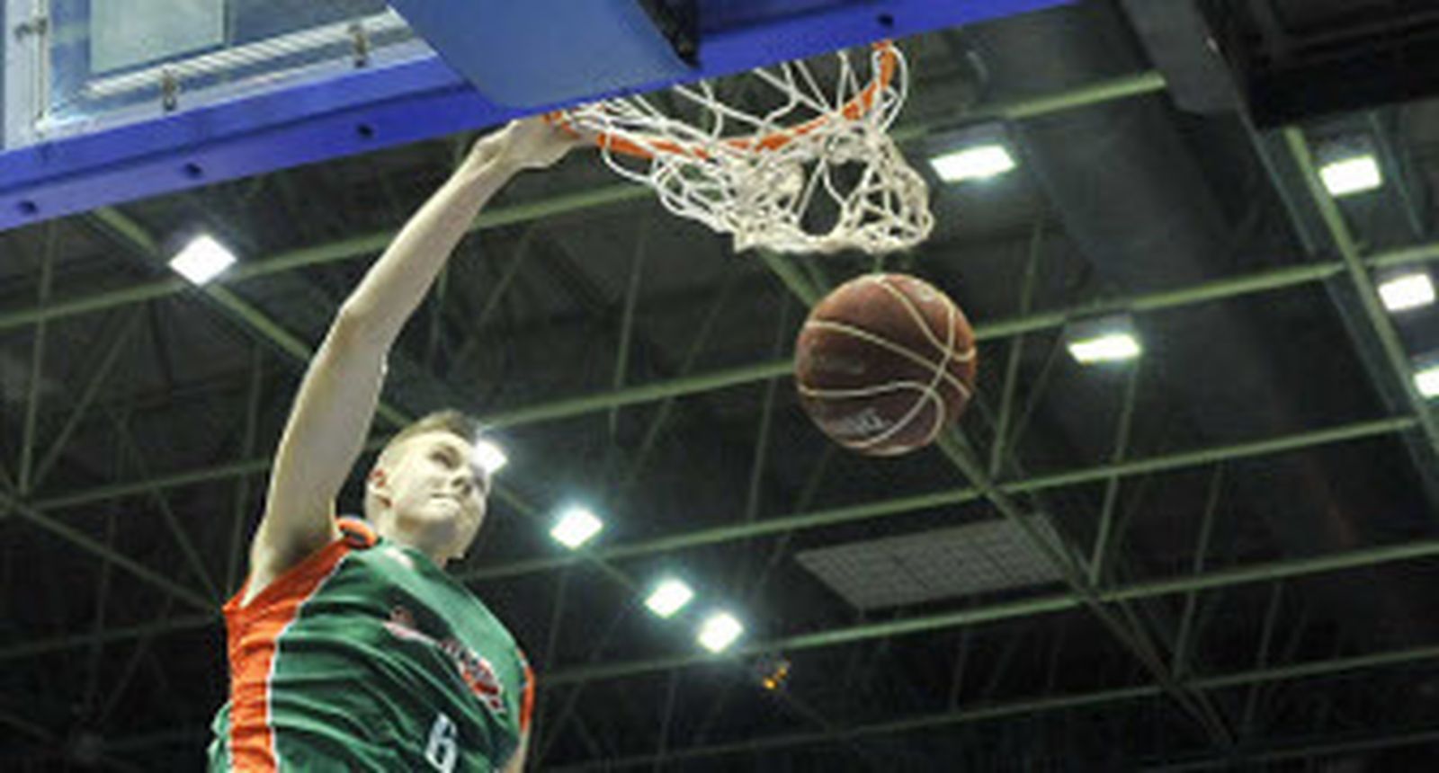 Porzingis machaca el aro durante el partido ante el Bilbao Básket disputado en San Pablo. / Juan Carlos Vázquez
