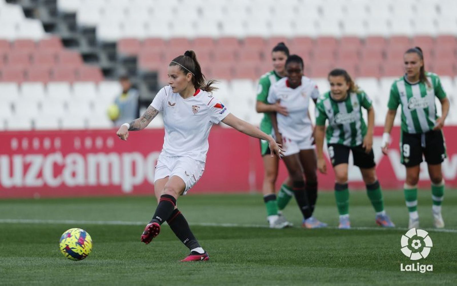 Rosa Otermín transforma un penalti en el último Sevilla-Betis liguero.