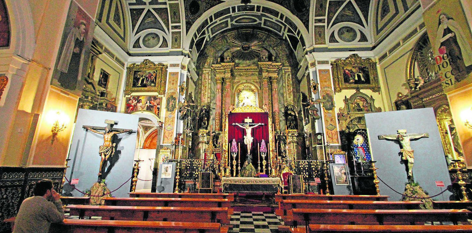 El Cristo de los Desamparados, junto al Cristo de Pablo de Rojas y el de la Agonía de Juan de Mesa.