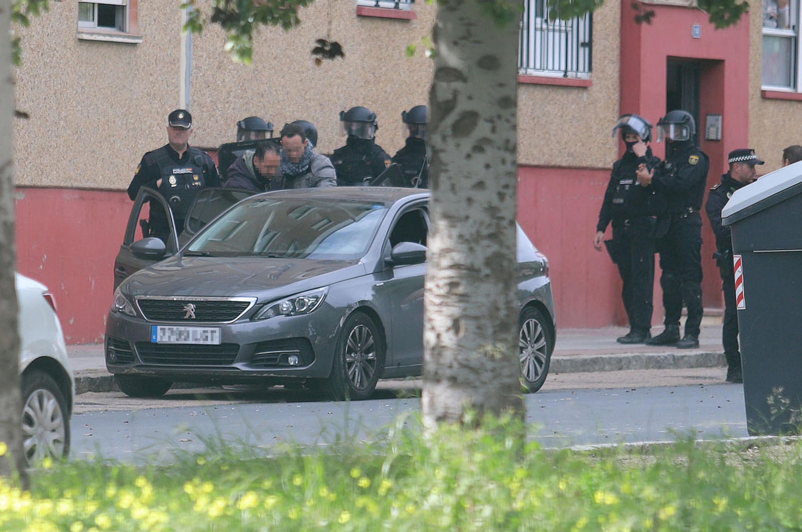 Imágenes del atrincherado que amenazaba con hacer estallar una bombona en el Torrejón, Huelva
