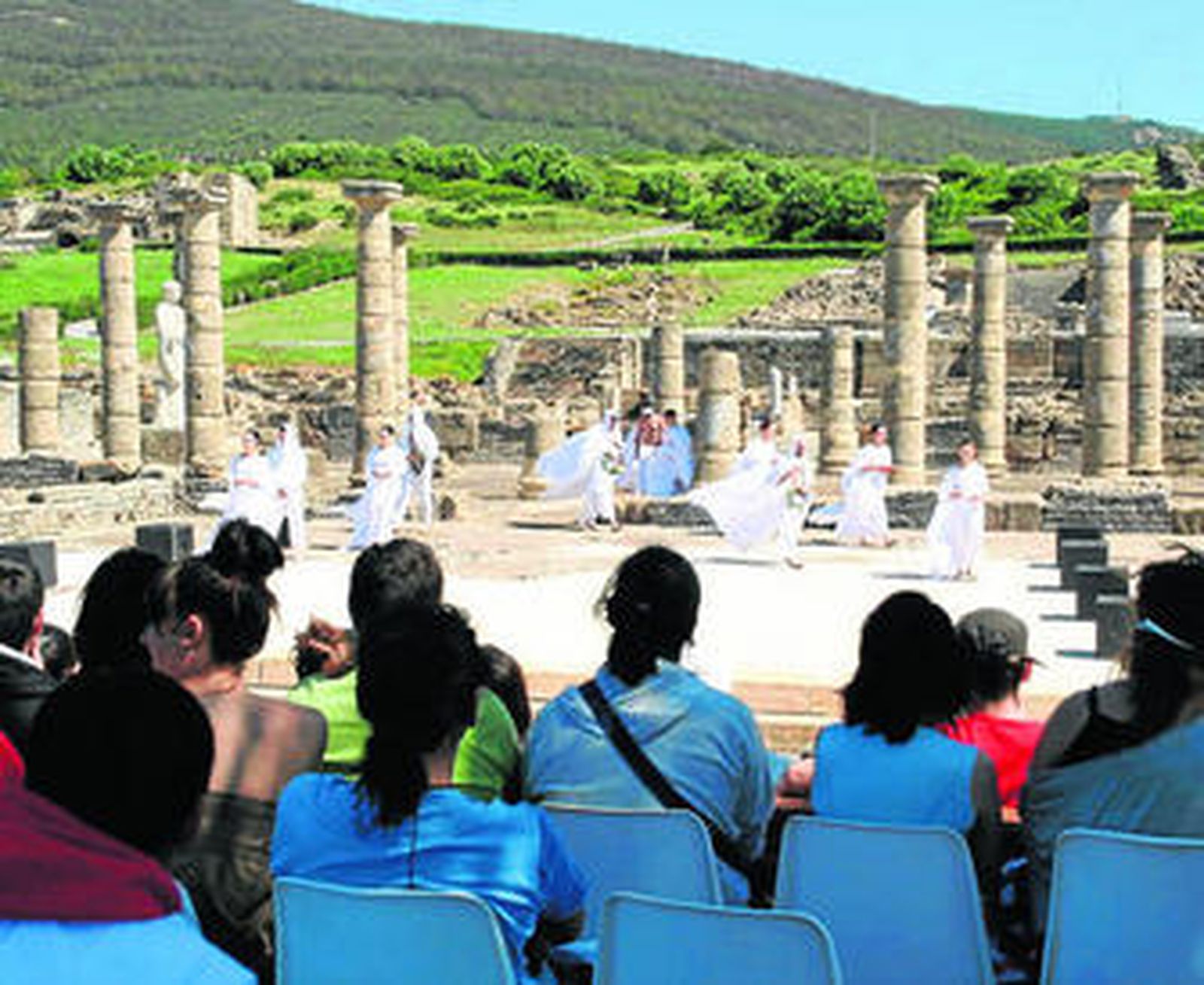 Un momento de una representación en el teatro de Baelo.