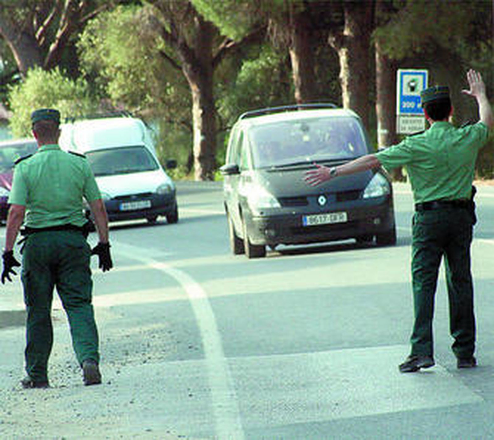 Agentes de la Guardia Civil, realizando un control, ayer por la tarde a la entrada de Barbate.
