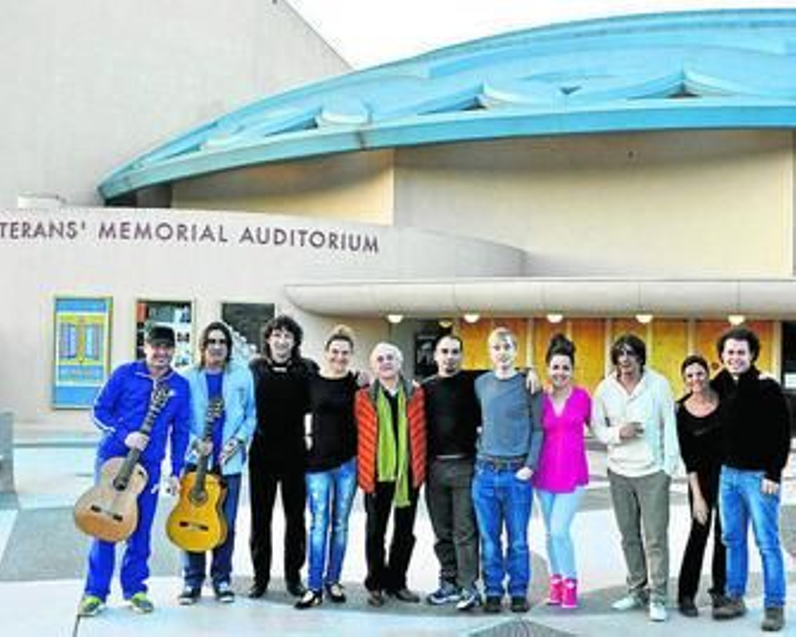 Paco Peña y su compañía, frente al Marin Veterans Memorial Auditorium de San Rafael (California).