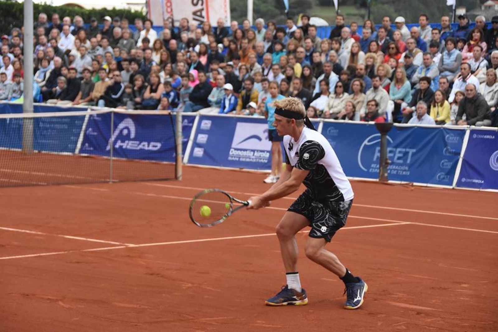 Davidovich golpea la bola en la final ante Eduard Esteve.