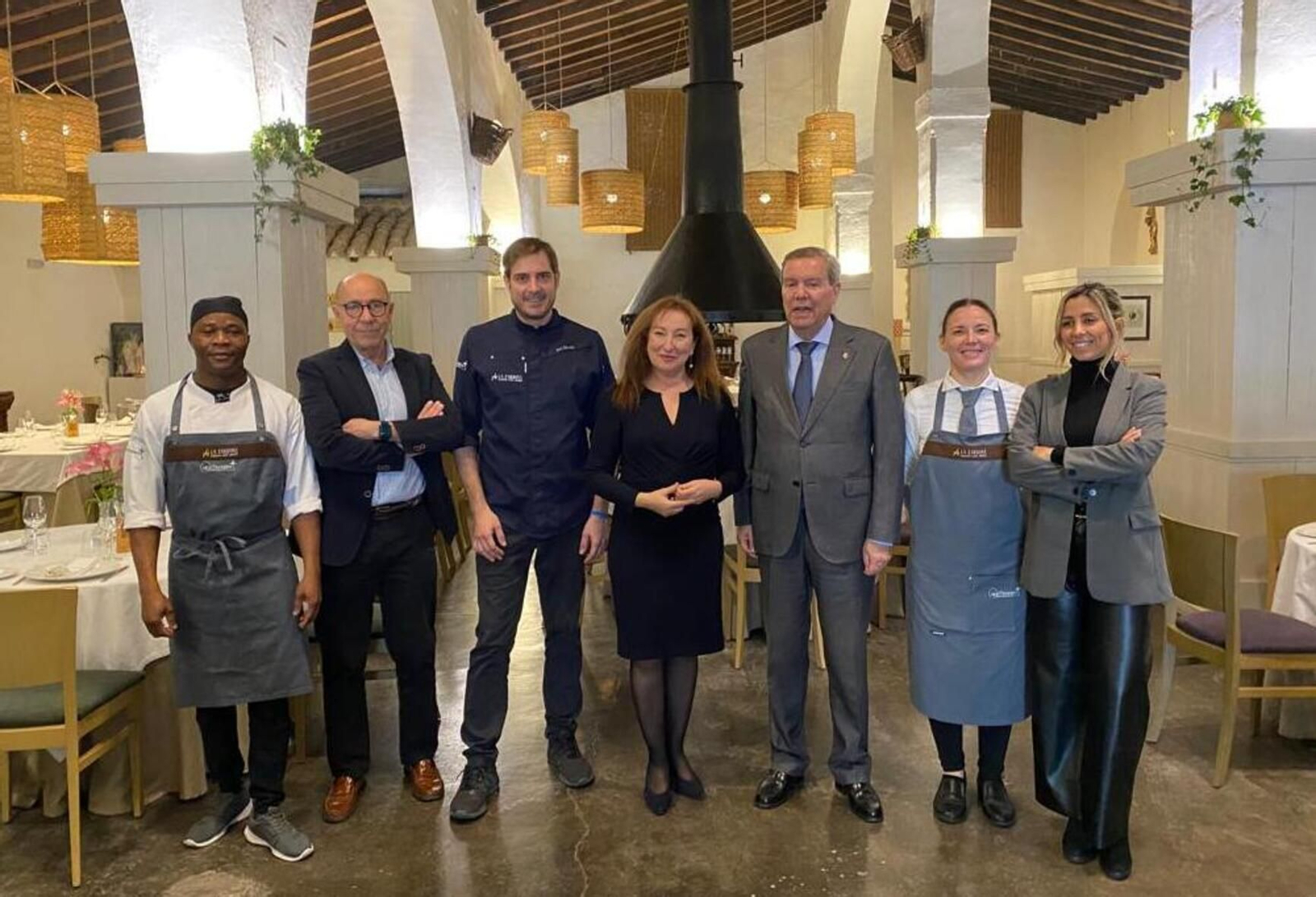 Representantes del  Ayuntamiento de Jerez y Horeca felicitan al Restaurante La Carboná.