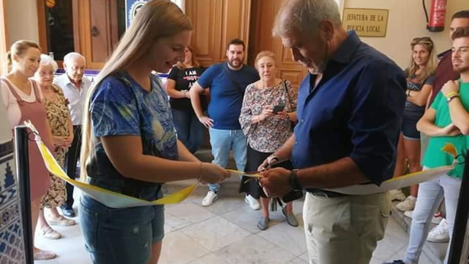 Inauguración de la exposición junto al alcalde, José Porras.