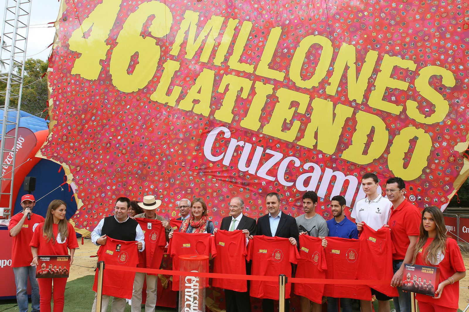 Acto promocional organizado por Cruzcampo y la Selección en Sevilla.