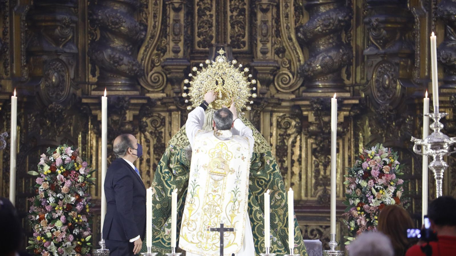 Antonio Prieto, vicario general de la Diócesis, pone la nueva corona a la Virgen de la Esperanza.
