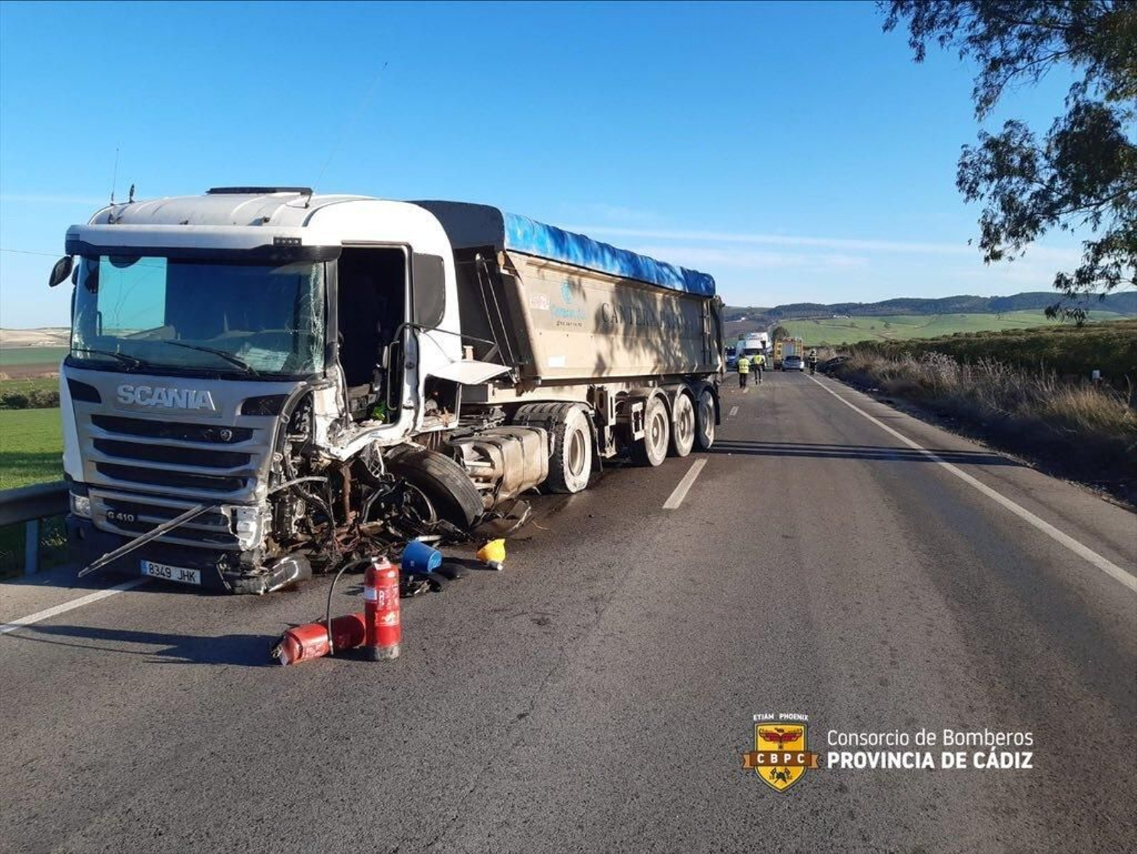Estado en el que ha quedado el camión tras el choque frontal.