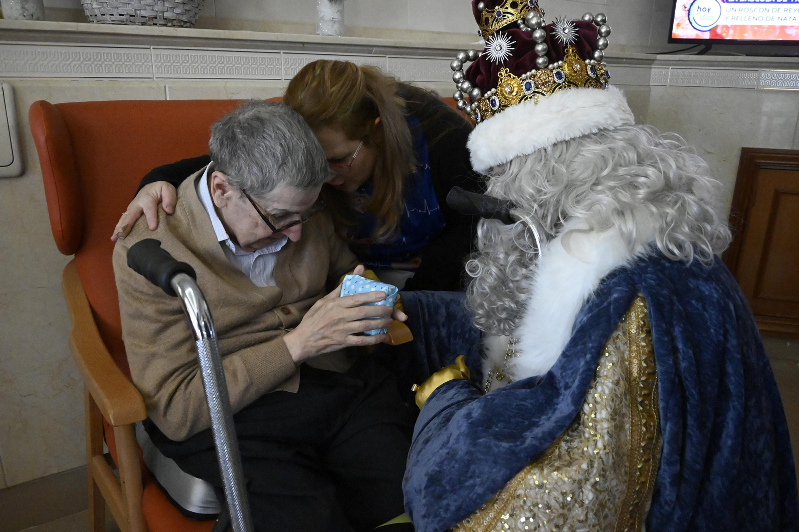 Visita de los Reyes Magos a los ancianos de los asilos de Huelva, en imágenes