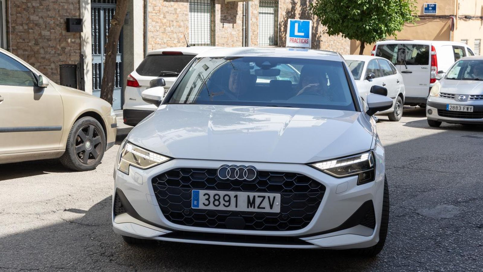 Coche de autoescuela por las calles de la capital.