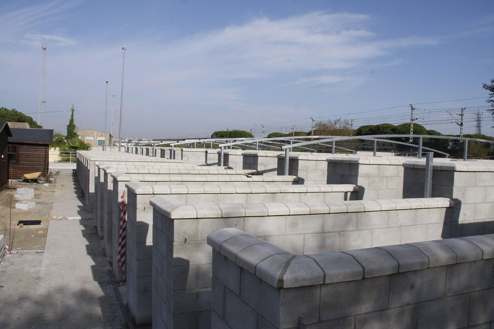 Una imagen de las perreras que se levantaron a finales de 2015 en el Coto de Isleta para el centro de animales y que finalmente fueron descartadas.