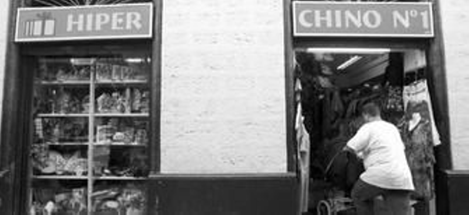 Una de las mayores tiendas multiprecios regentadas por asiáticos se encuentra en la calle Sacramento, muy frecuentada por la ciudadanía gaditana.