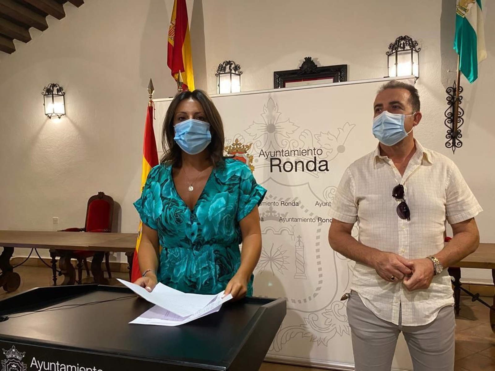 La alcaldesa de Ronda junto al delegado municipal de Pedanías