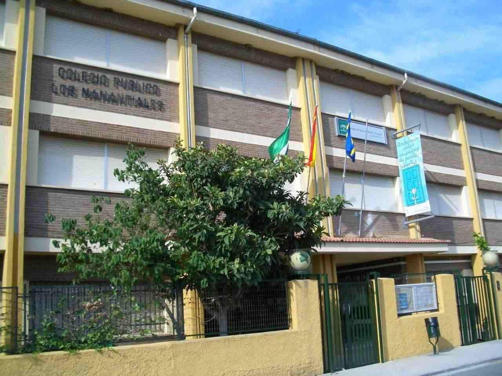 Fachada del colegio público Los Manantiales de Alhaurín de la Torre.