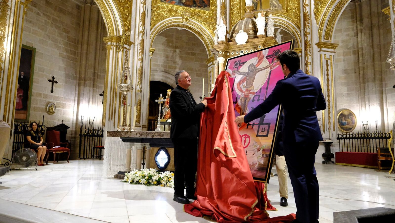 Momento en que Mons. Gómez Cantero y Jesús Calzada descubren el Cartel del V Centenario de la Catedral.
