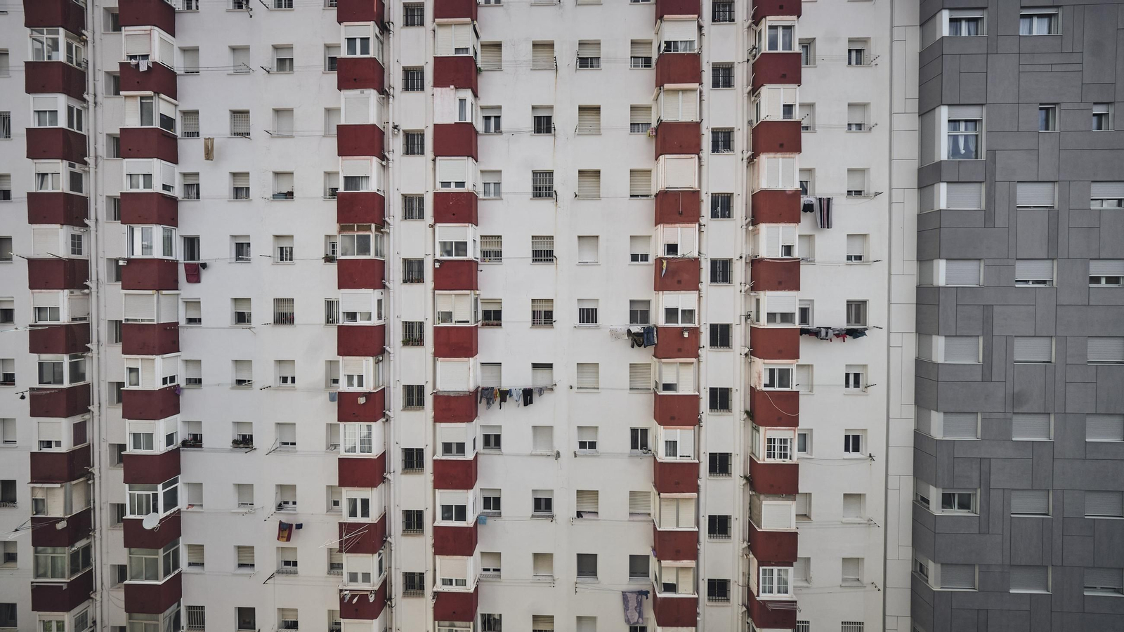 Ventanas de decenas de viviendas en la ciudad.