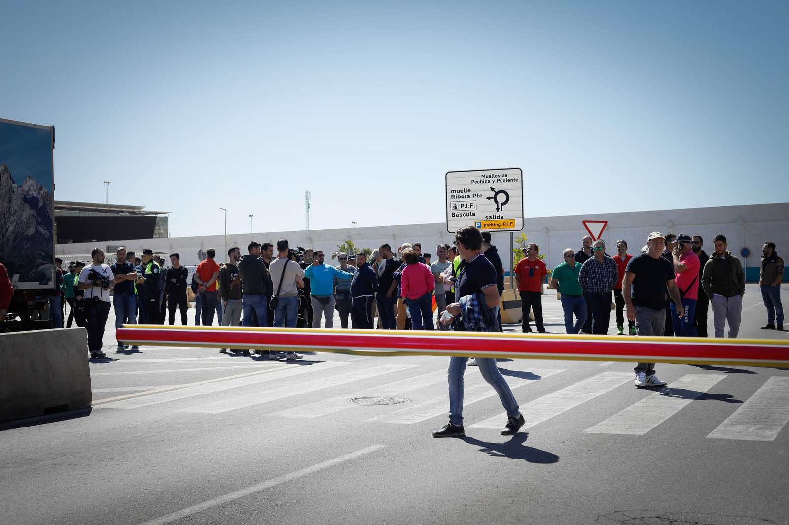 Los agricultores colapsan el puerto de Almería