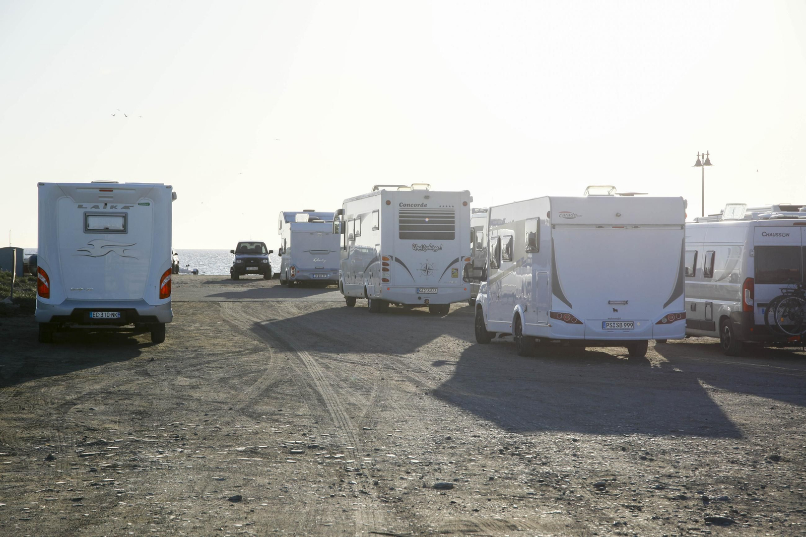 Autocaravanas estacionadas en la playa de Cabo de Gata, en imágenes