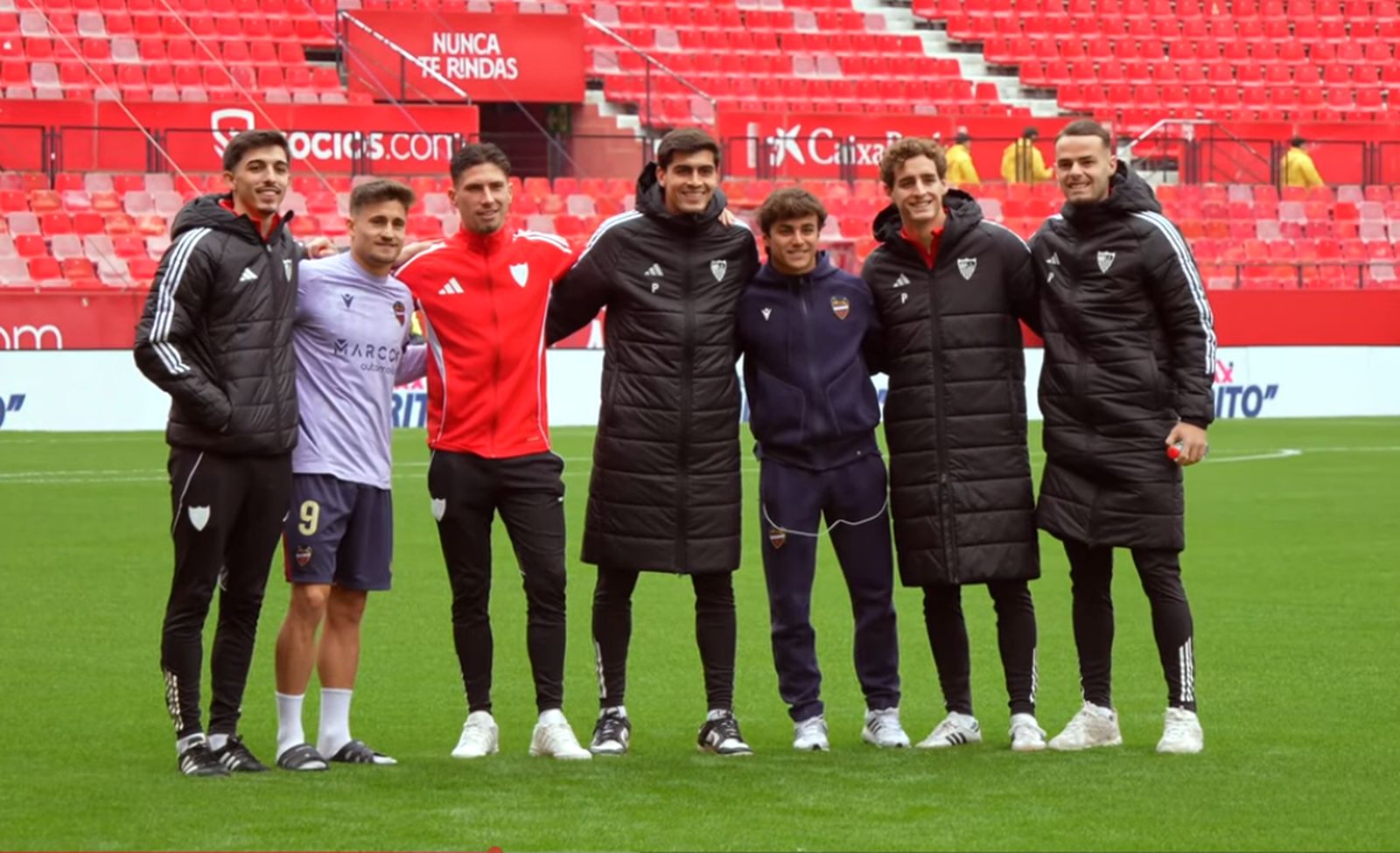 Alberto Flores, Iván Romero, Carmona, Juanlu, Carlos Álvarez, Manu Bueno y Ramón Martínez, antes del Sevilla-Levante.