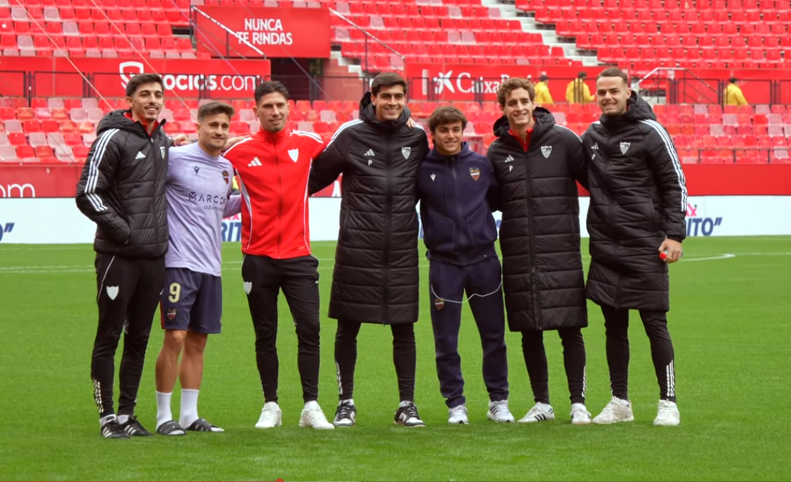 Alberto Flores, Iván Romero, Carmona, Juanlu, Carlos Álvarez, Manu Bueno y Ramón Martínez, antes del Sevilla-Levante.