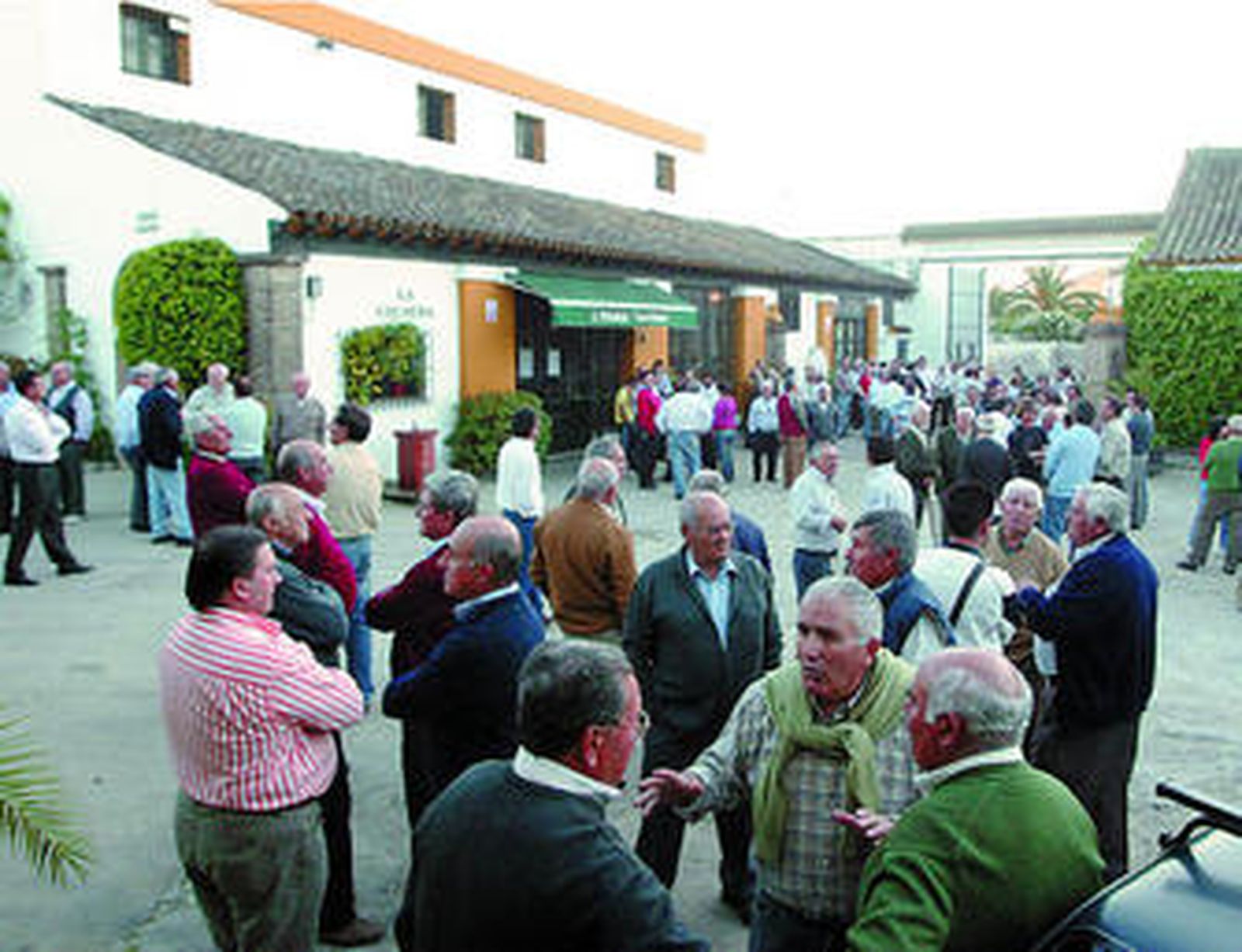 Decenas de socios en el patio de la bodega, antes de votar.