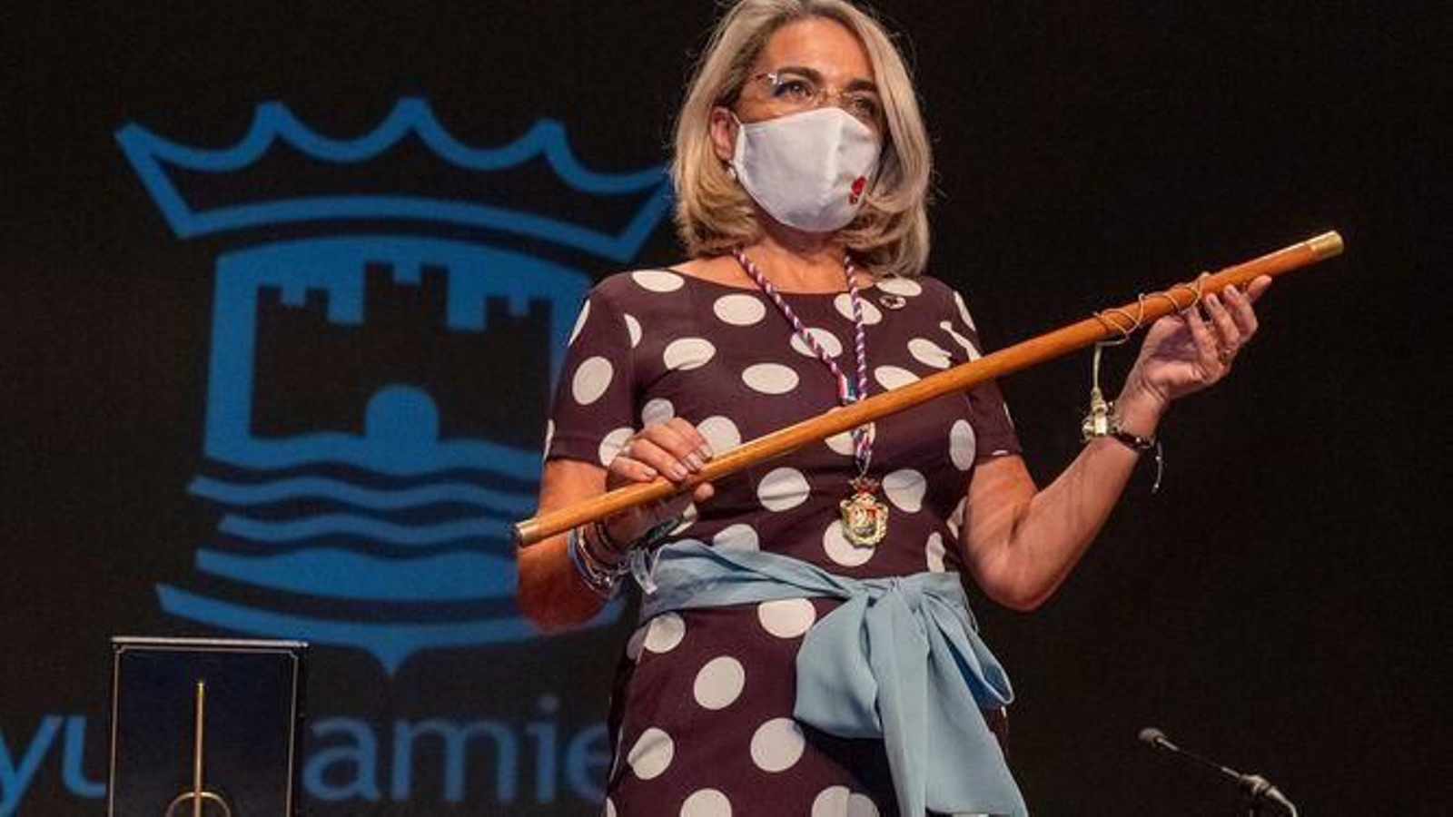 La alcaldesa de Cartaya, Pepa González Bayo, con el bastón de mando.