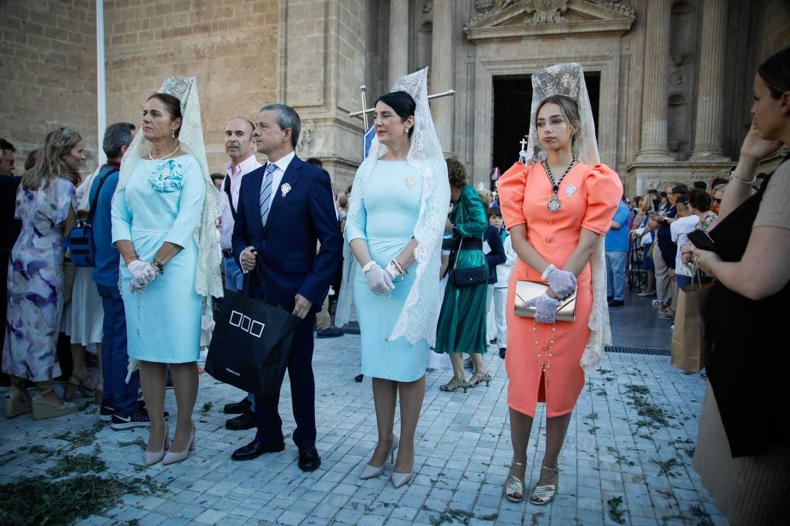 Imágenes de la procesión del Corpus Christi en Almería: así han sido la misa y la posterior marcha por la capital
