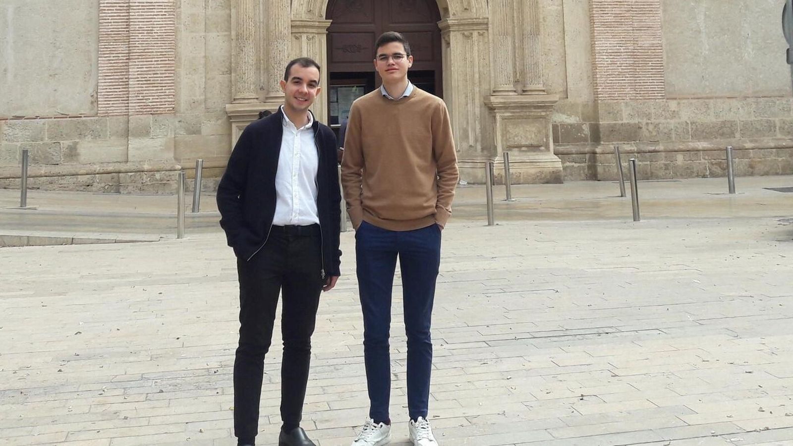 Raúl Torregrosa y José Antonio García, ante la fachada de la iglesia de San Sebastián.
