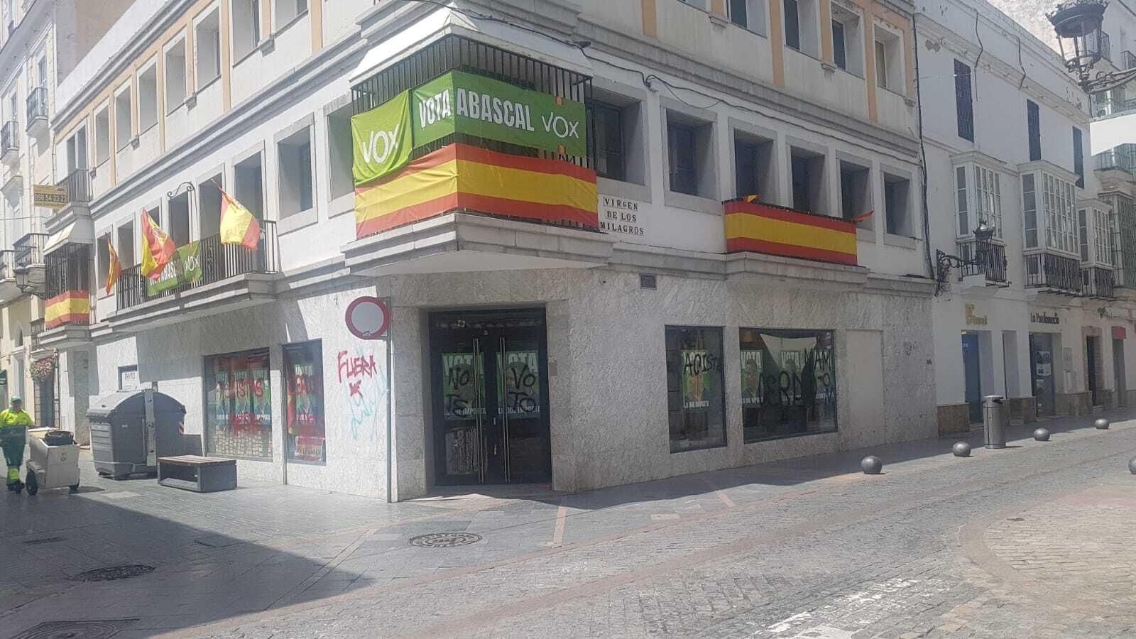 Ambas fachadas están afectadas por las pintadas, cuyos autores han sido sancionados.