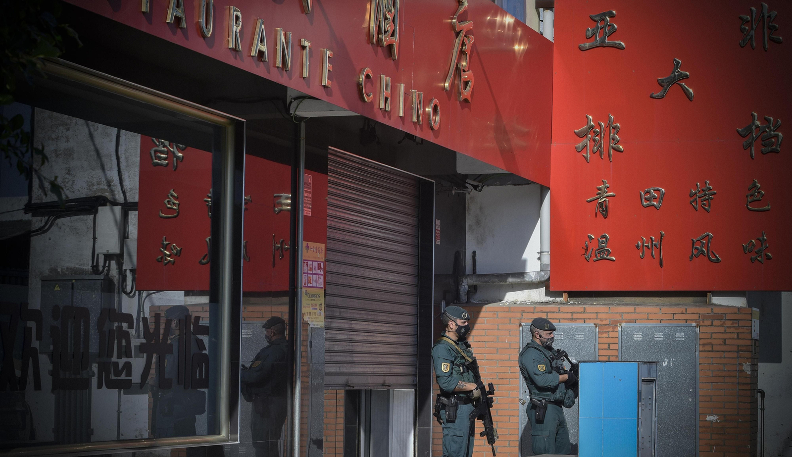 Dos guardias civiles montan guardia en un restaurante chino del polígono Carretera Amarilla, relacionado con una red de tráfico de marihuana.