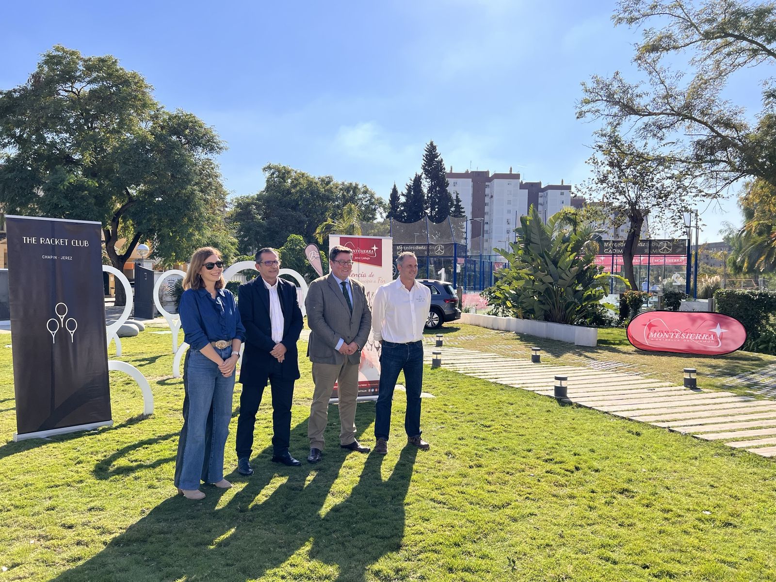 Foto de familia en los preparativos del XXVII Torneo Montesierra de Tenis y Pádel.