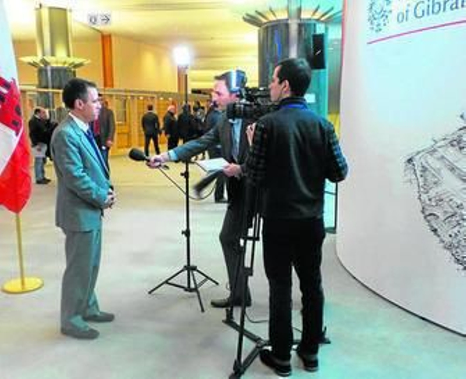 Joseph García (izquierda), durante una entrevista televisiva en Bruselas.