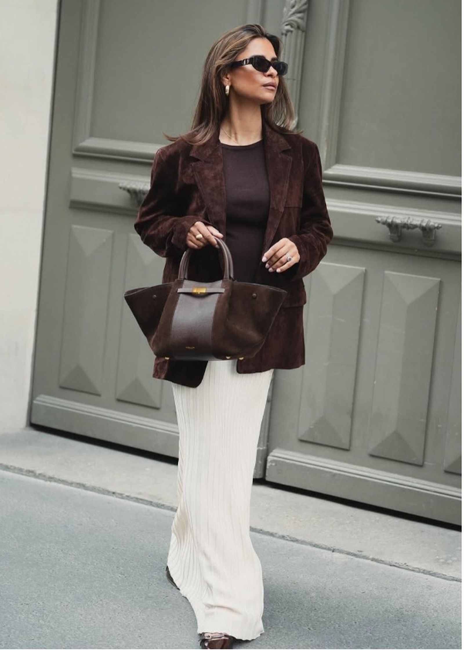 La clave para que un look con falda funcione es combinar prendas antagónicas entre sí o de texturas muy diferentes.