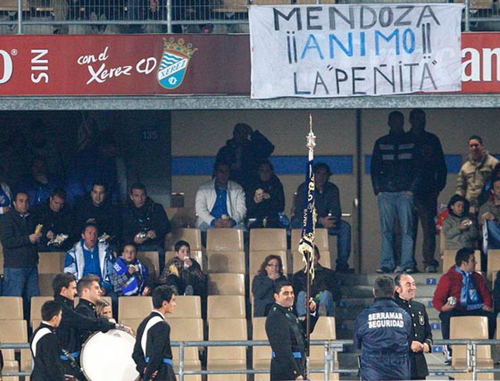 La Banda Acordes de Jerez tuvo que interrumpir su actuación porque el sonido se solapaba con la retransmisión por megafonía de un partidillo patrocinado por una operadora telefónica.

Foto: Juan Carlos Toro