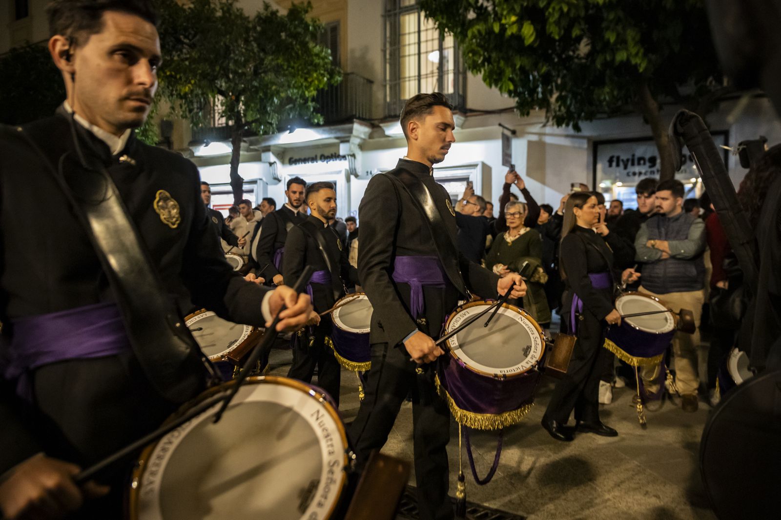 Multitudinario pasacalles de la Banda de las Cigarreras por el centro de Jerez