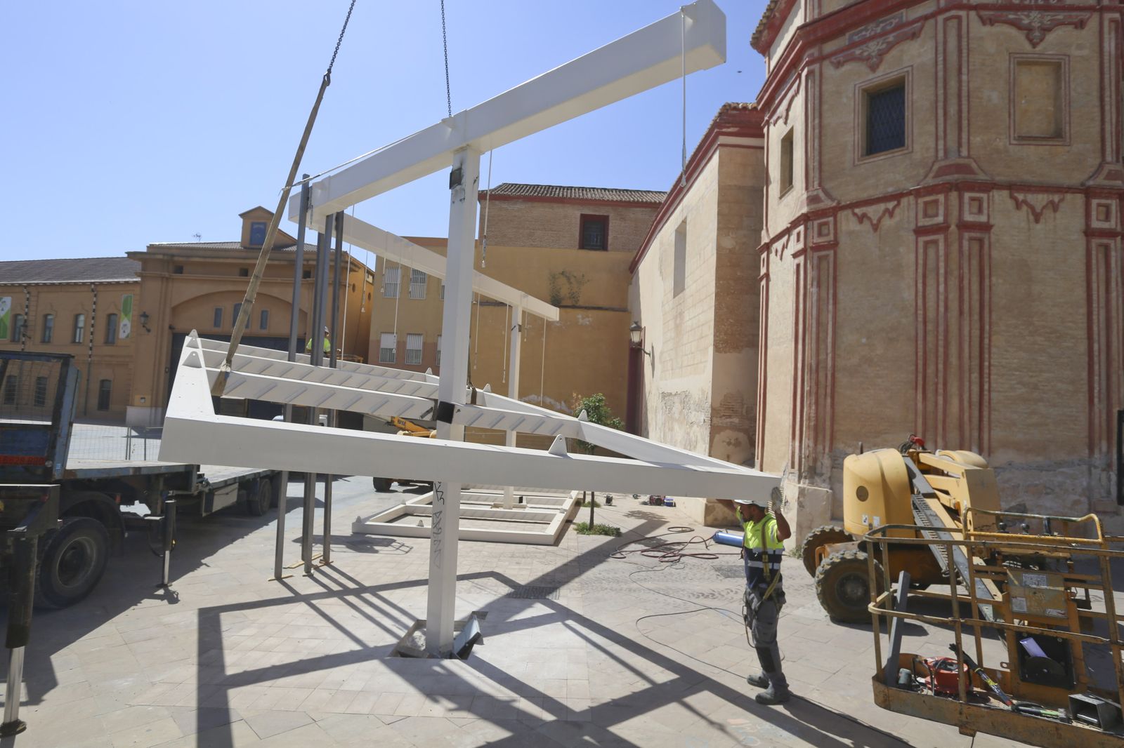 La retirada de la polémica pérgola de Santo Domingo, en fotos
