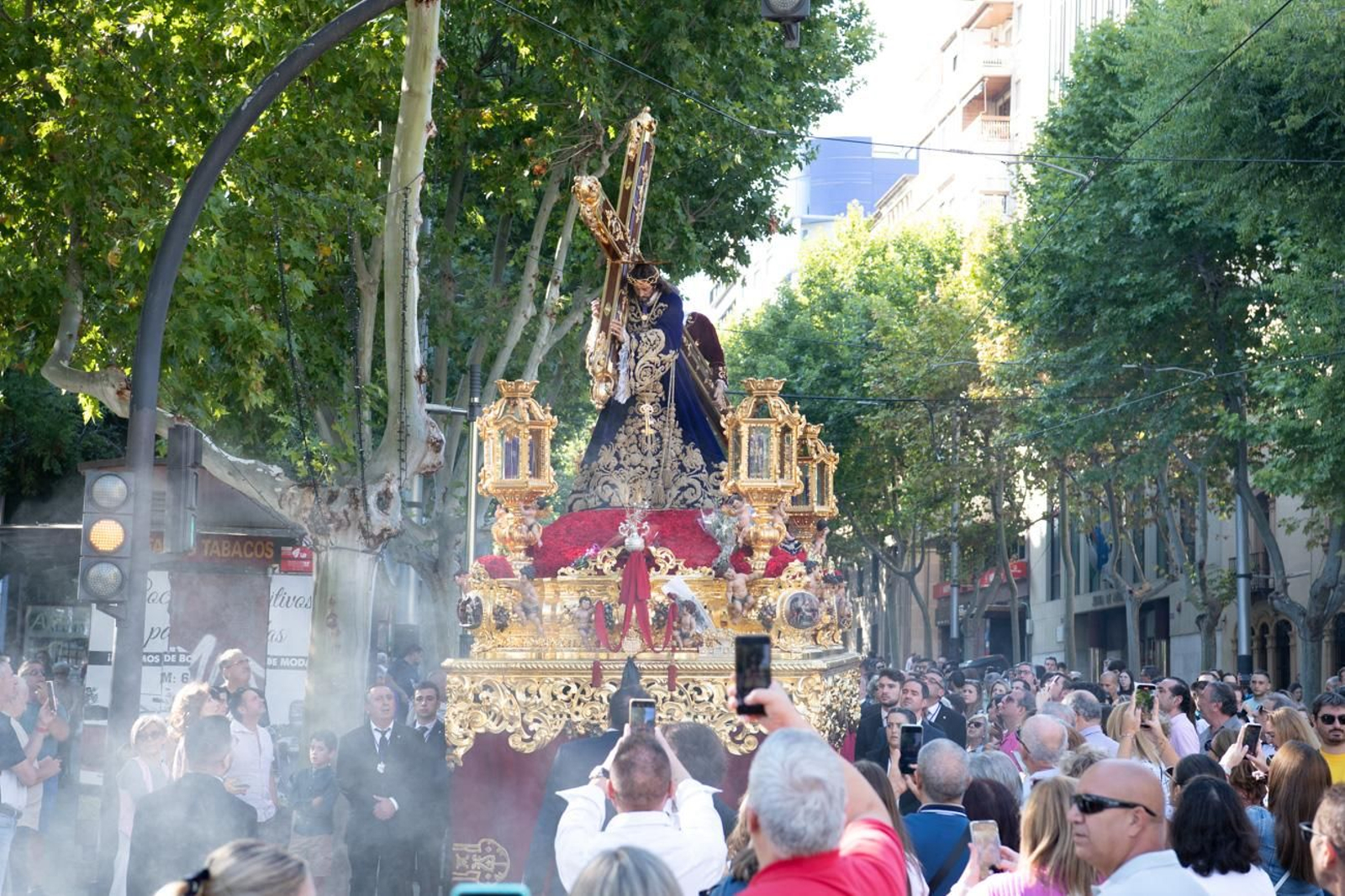 El pueblo de Jaén abraza con solemnidad a El Abuelo en la Magna, en imágenes