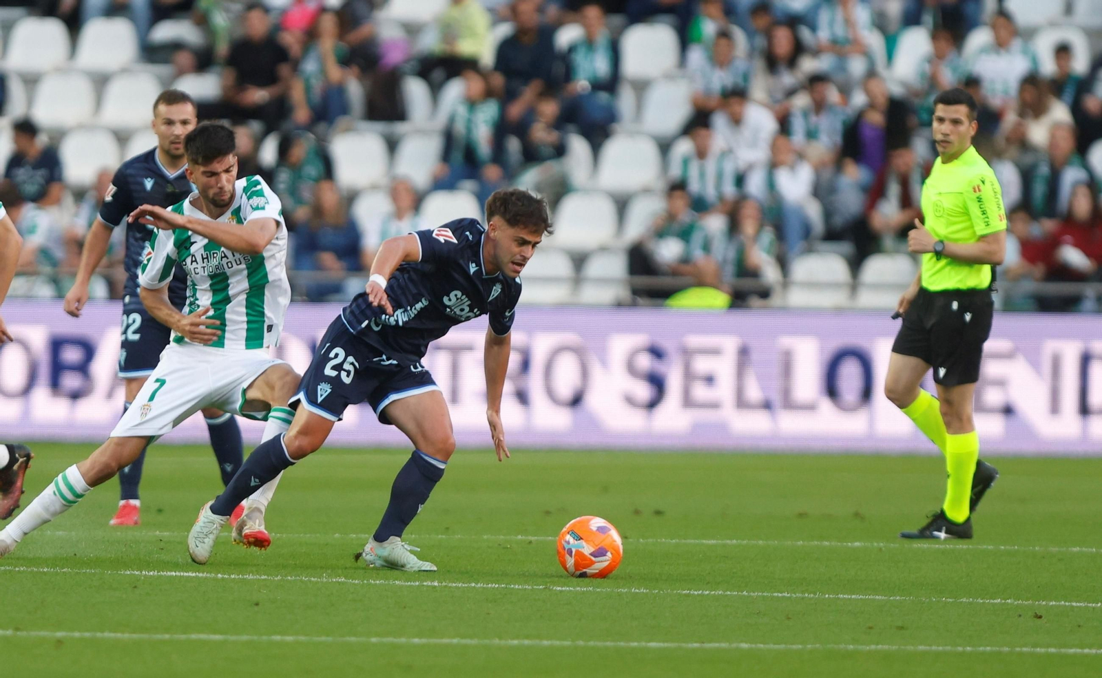 El árbitro del Córdoba-Cádiz atento a una acción del partido.