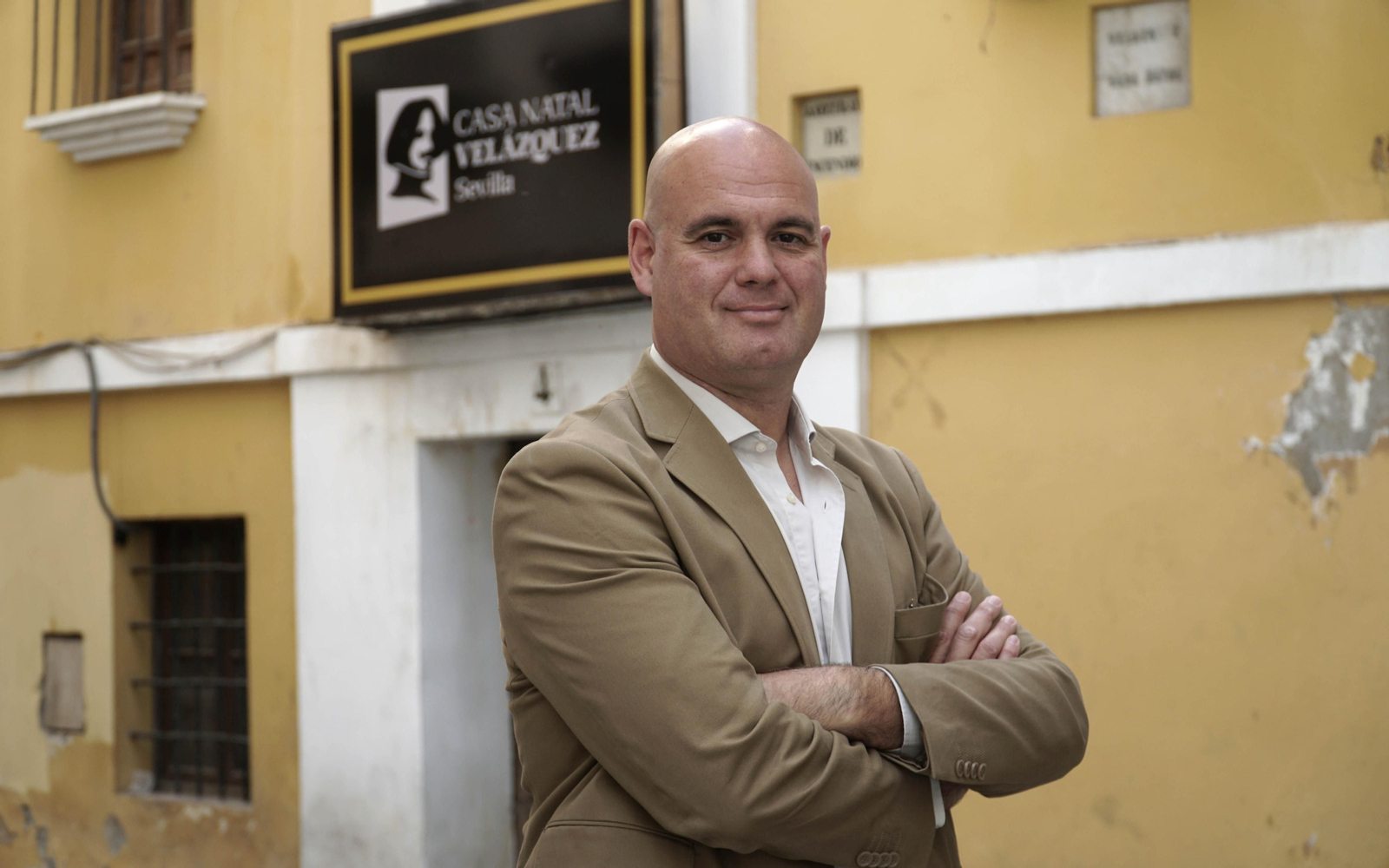 Enrique Bocanegra en la puerta de la Casa Natal de Velázquez.