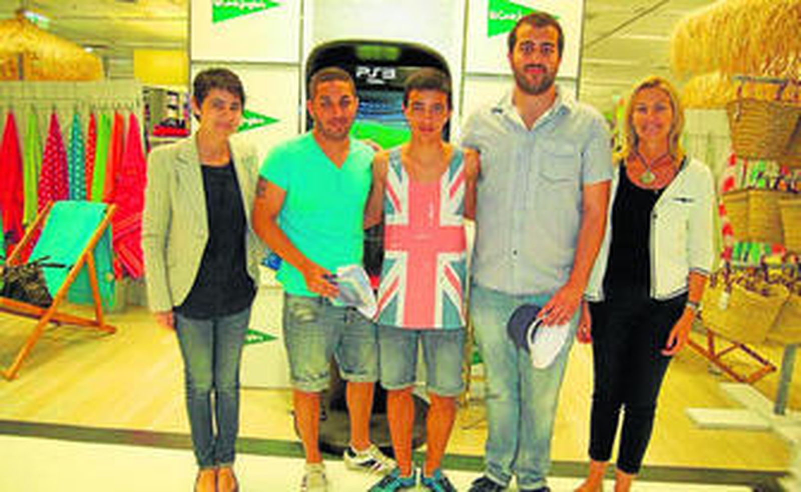 Ganadores del certamen, junto a los organizadores.