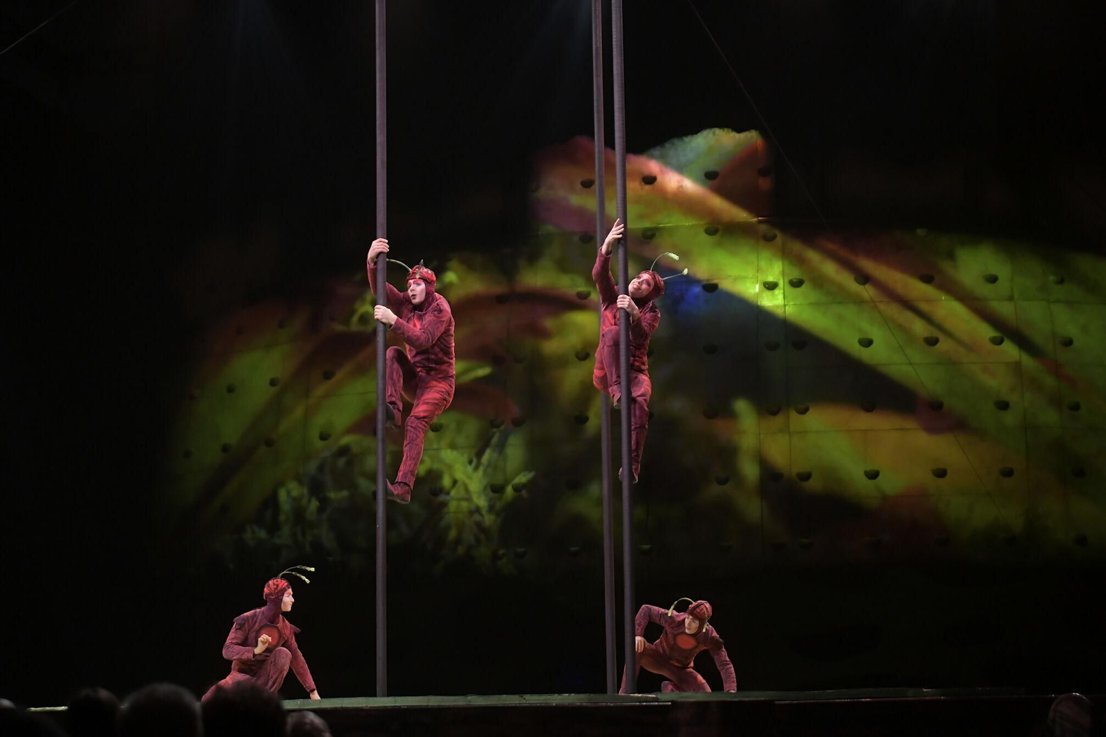 El Circo del Sol brilla en el Palacio de Deportes de Granada