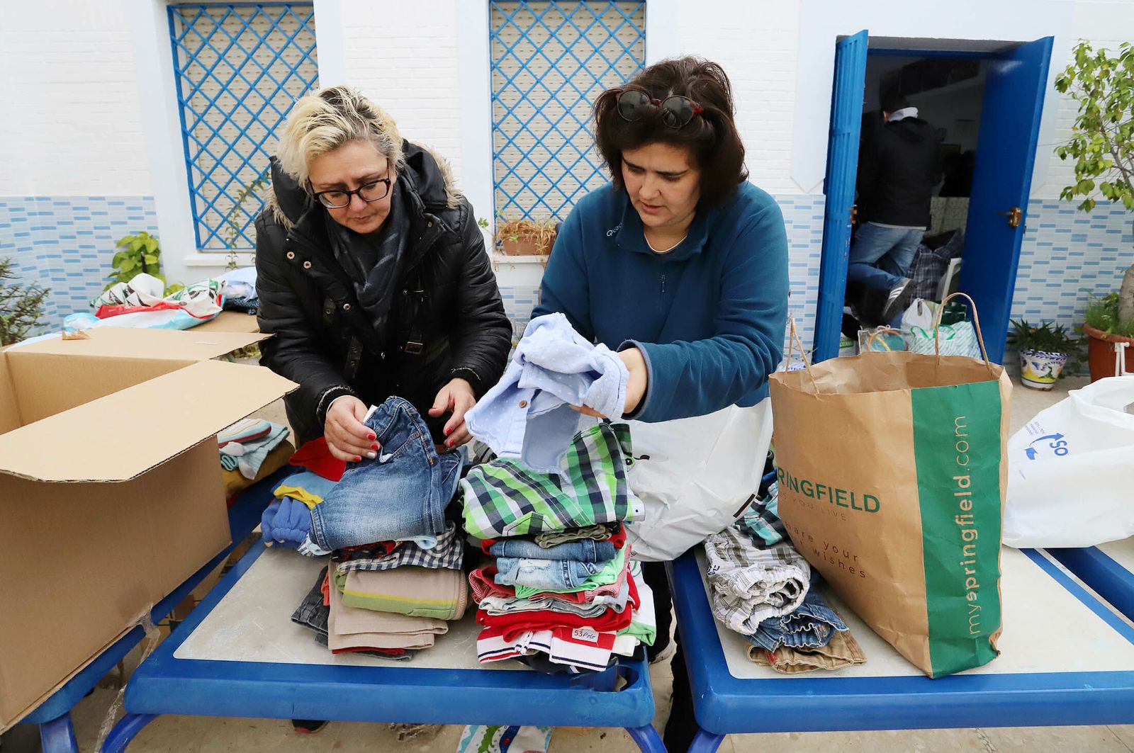 Imágenes de la colecta solidaria para la familia afectada por el incendio en la Hispanidad
