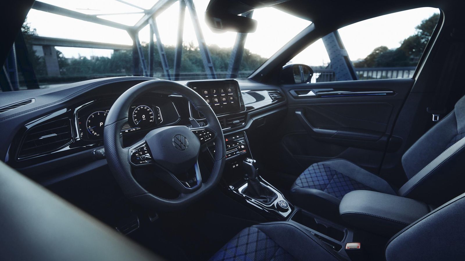 Algunas piezas del habitáculo están acabadas en un material que se asemeja a la fibra de carbono y la tapicería es parcialmente de cuero.