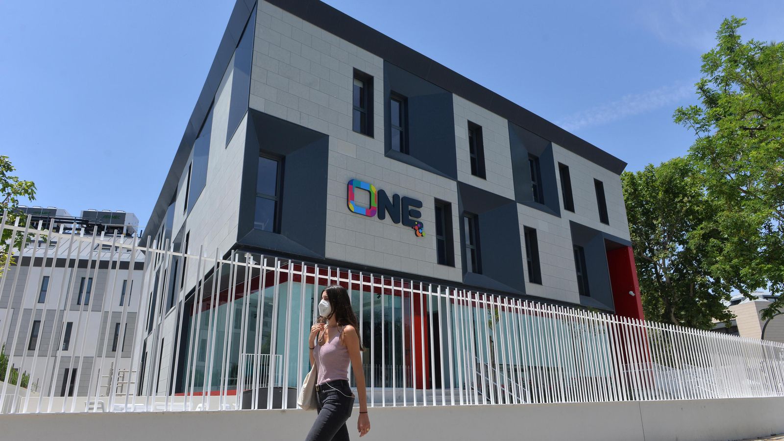 El edificio ya construido en la esquina de la Botella que agrede el paisaje original de la Palmera