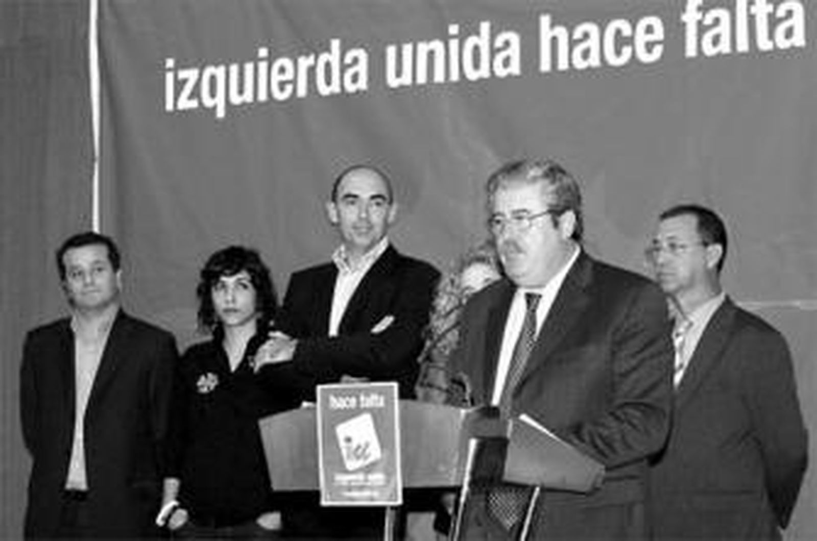El histórico dirigente de IU Antonio Romero, ayer, presentando a los candidatos de la coalición.