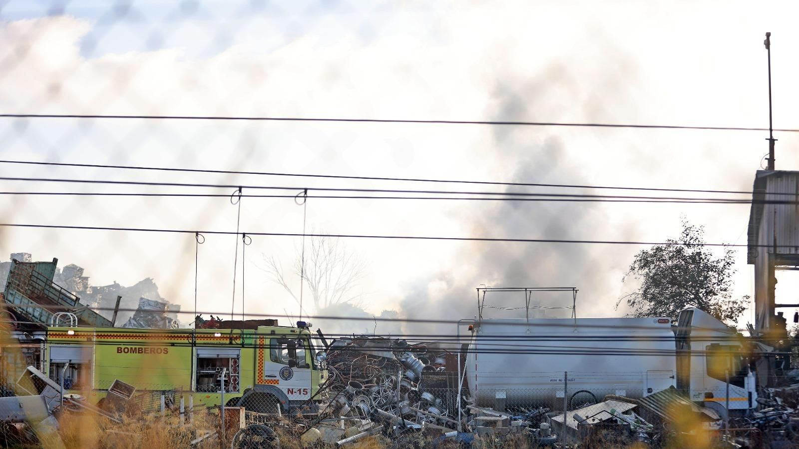Espectacular incendio en una chatarrería de Jerez