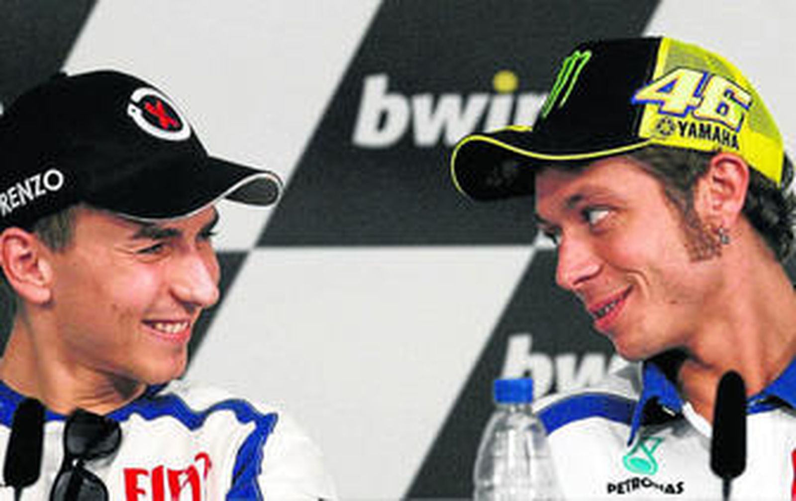 Lorenzo y Rossi se sonríen ayer durante la rueda de prensa.