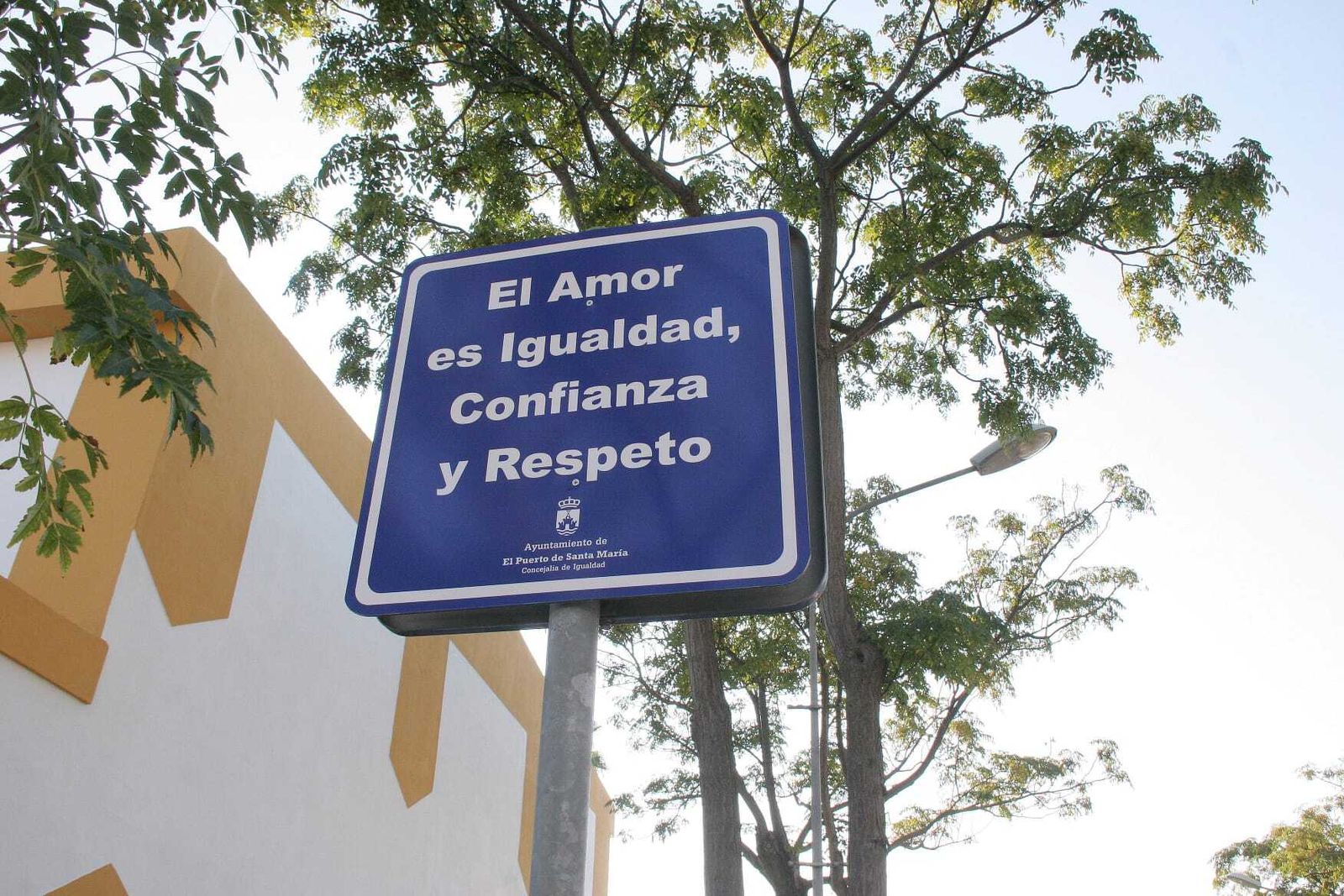 Uno de los carteles de la campaña, en la avenida de la Estación, frente al IES Pedro Muñoz Seca.